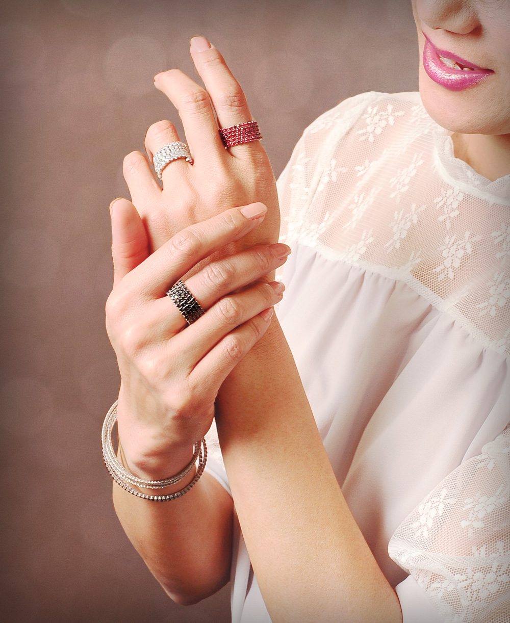 model shot / ghirigoro ring and bracelet model shot / ghirigoro ring and bracelet